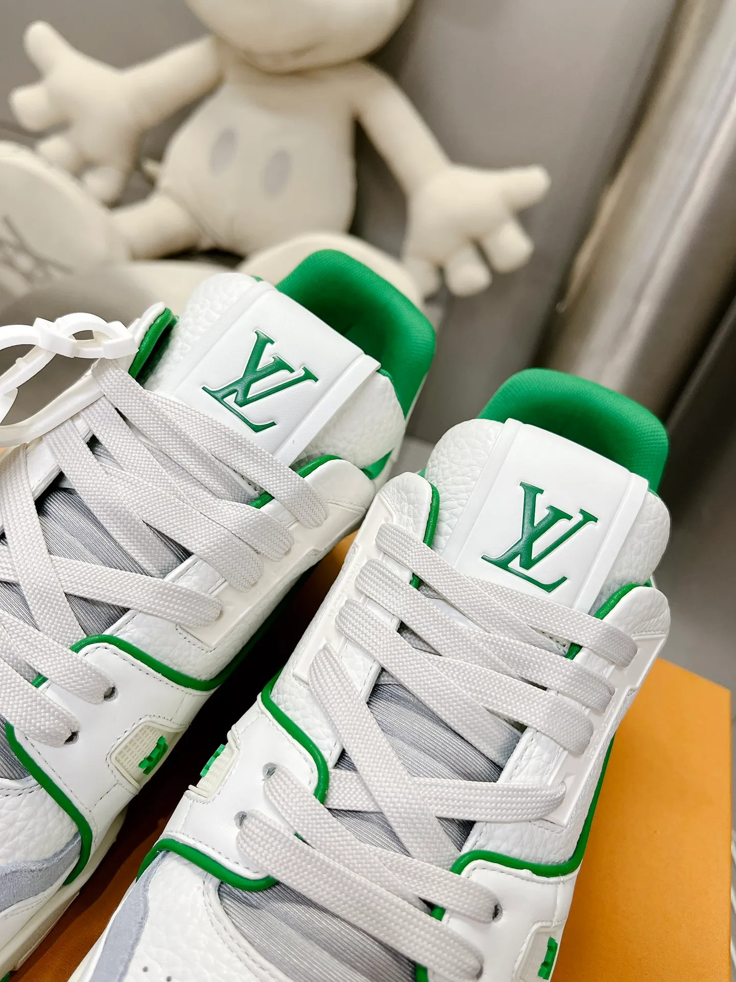 👟👟Ex-factory price 840👟👟The highest version on the Internet⚠️Feel free to compare! 2021🔥New model, purchase quality LV~Louis Vuitton by Virgin Abloh’s best-looking sneakers, Donkey Brand strongly recommends new products, official website limited edition retro basketball sneakers! Both high and low tops cost money to purchase 1:1 accurate replicas of the originals. The details are invincible, full of sincerity, imported custom-made original cowhide, the original package method is the same, the details are 100% restored, and the private model customized the original one-piece T👟👟factory price U outsole, which is different from other brands. Without the original version, this effect cannot be achieved! 35-45 (46 is custom-made and non-refundable) Some colors are available in women’s styles